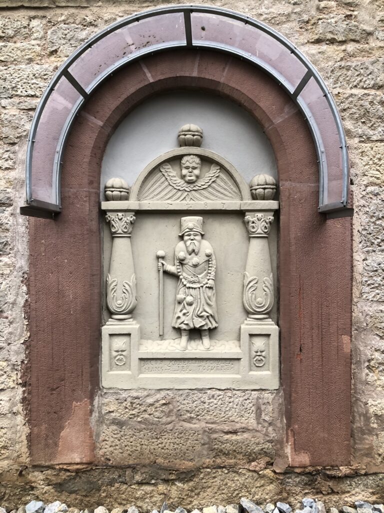 Eine der ältesten Jakobus-Darstellungen in Unterfranken – von 1587. Machtilshausen lag an einer Handelsstraße, die wahrscheinlich auch ein Zubringer zum Pilgerweg nach Santiago war.