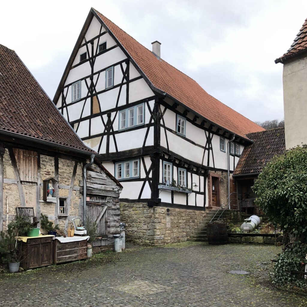 Das Schreinersch-Haus gilt als eines der wichtigsten Bauwerke des Bürgertums in Franken und als eines der ältesten Fachwerkhäuser in Bayern; um 1485 als Haus des Dorfschultheißen erbaut, dient das Anwesen heute als Festplatz und für museale Zwecke.