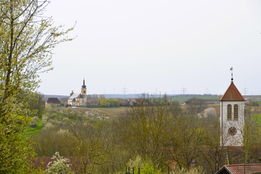 Der „Gää“ mit dem Dom auf der Anhöhe in Gaukönigshofen und mit der St. Bartholomäuskirche in Acholshausen (im Vordergrund)