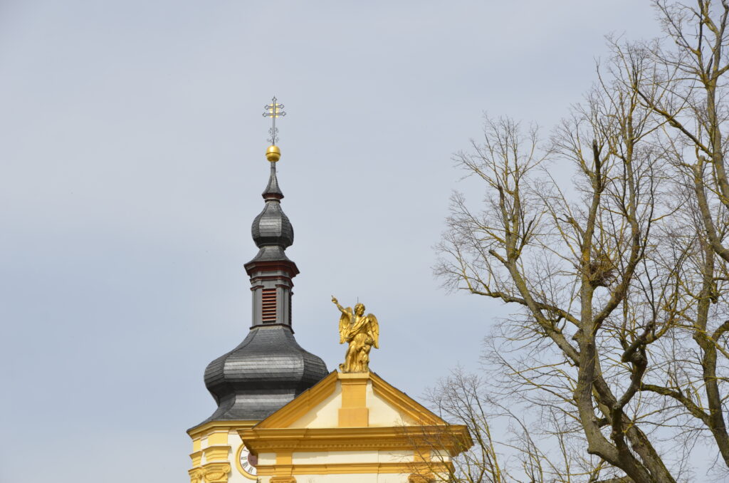 Goldener Schutzengel auf dem Kirchengiebel in Gaukönigshofen