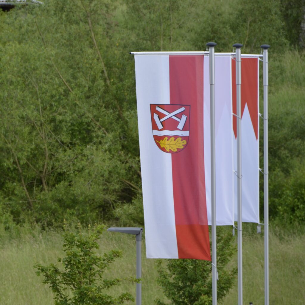 Sommerkahl steht auf Schöllkripper Gneis. Im Gemeindewappen sind die Werkzeuge, um ihn zu bearbeiten, verewigt.