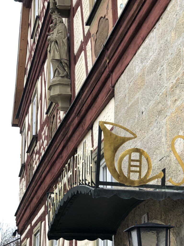 Eine bemerkenswerte Fassade schmückt den "Fränkischen Hof".