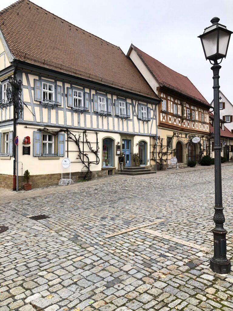 Der einstige Zehnthof der Truchsesse von Wetzhausen in Hofheim, heute eine Apotheke, geht auf das Jahr 1463 zurück.