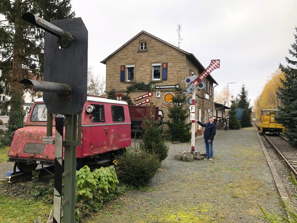 Für den DB-Fahrdienstleiter Rudolf B. am Ende seines Berufslebens eine Rückkehr zu den Anfängen: In Hofheim hatte er seinen ersten Einsatz als Rangierer.