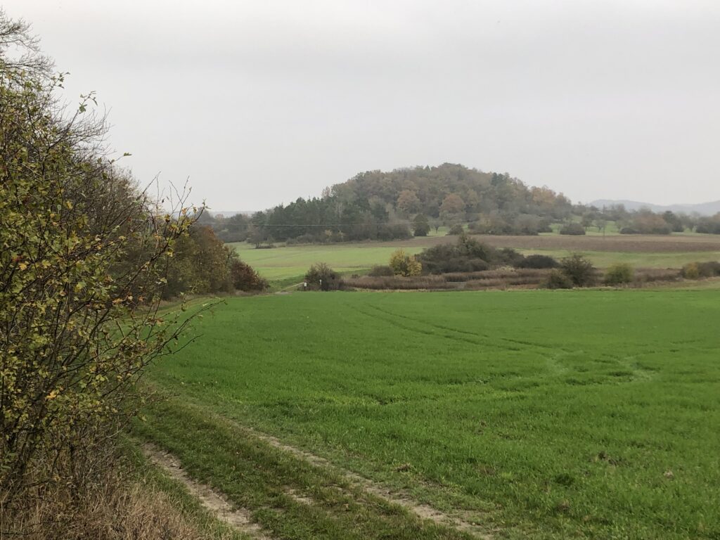 Guten 300 Meter hoch ist der Streifberg bei Ostheim.