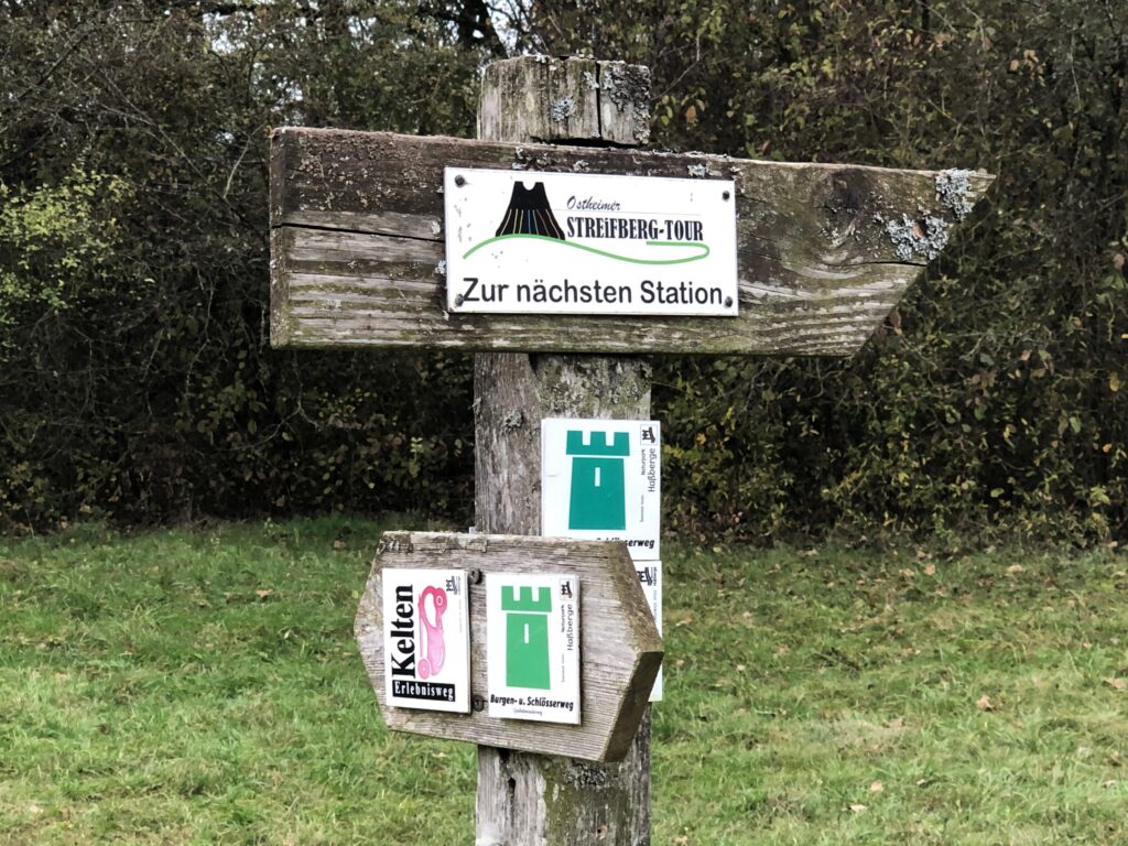 Gut ausgeschildert ist die nicht ganz vier Kilometer lange Ostheimer Streifberg-Tour. Die runde beginnt und endet am Friedhof oberhalb des Dorfes.