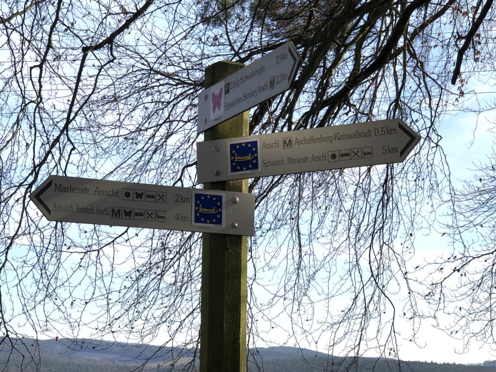 Wegweiser am Aussichtspunkt Friedrichsruh.