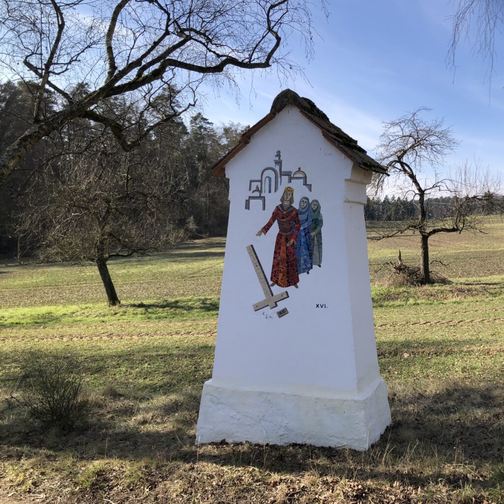Die Kreuzauffindung ist das Motiv der 16. Station des Kreuzwegs am Erbig.