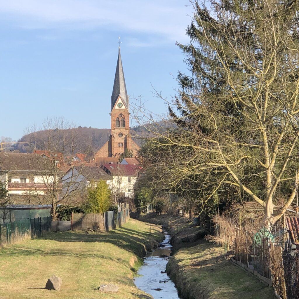 Die Pfarrkirche Maria Geburt befindet sich in der Ortsmitte von Schweinheim.