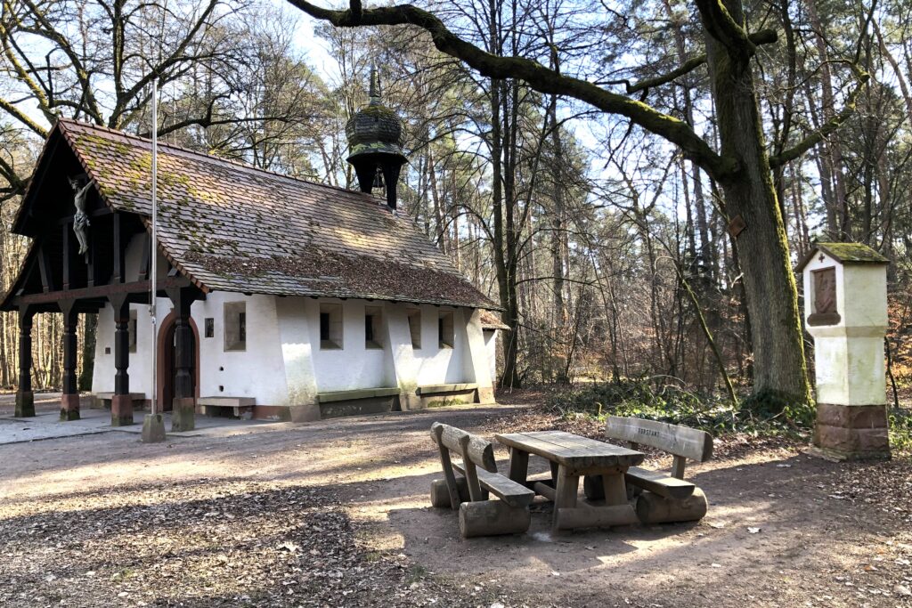 Eine Sternwallfahrt führt am ersten Maisonntag zur Obernauer Kapelle.