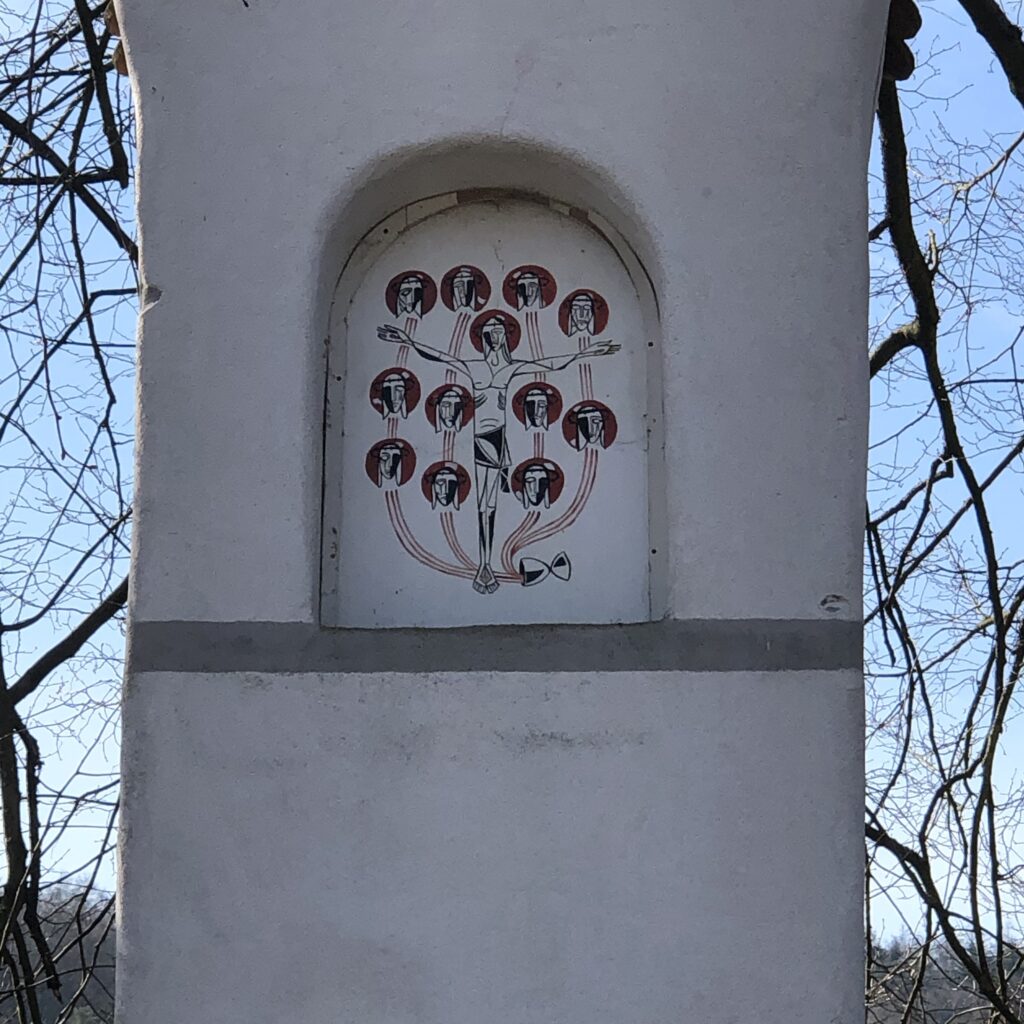 Das weiße „Hällsche“ ist Anlaufpunkt für alle, die vom Untermain nach Walldürn pilgern.