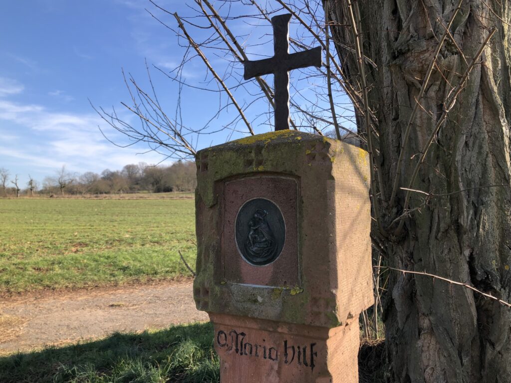 Am sogenannten Ruhstock gönnten sich die Schweinheimer Bäuerinnen auf dem Rückweg von Wald und Wiese eine Pause.