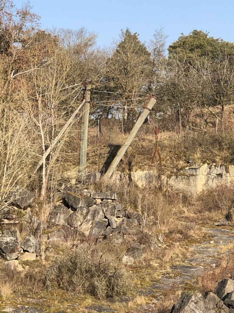 Ehemaliger Steinbruch mit Derrickkran.