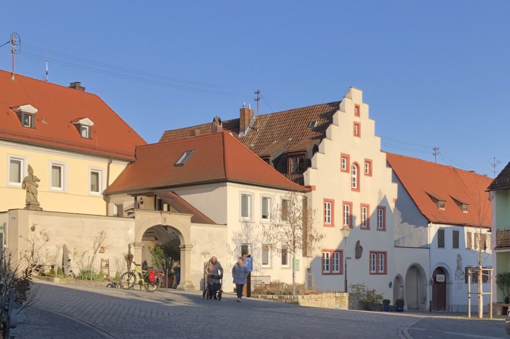 Platz mit historischem Gebäude mit Treppengiebel.