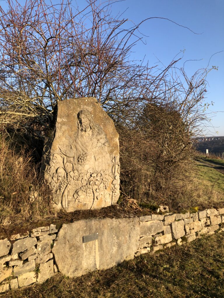 Lebensgroßes Sandsteinrelief mit Christus im Weinberg.