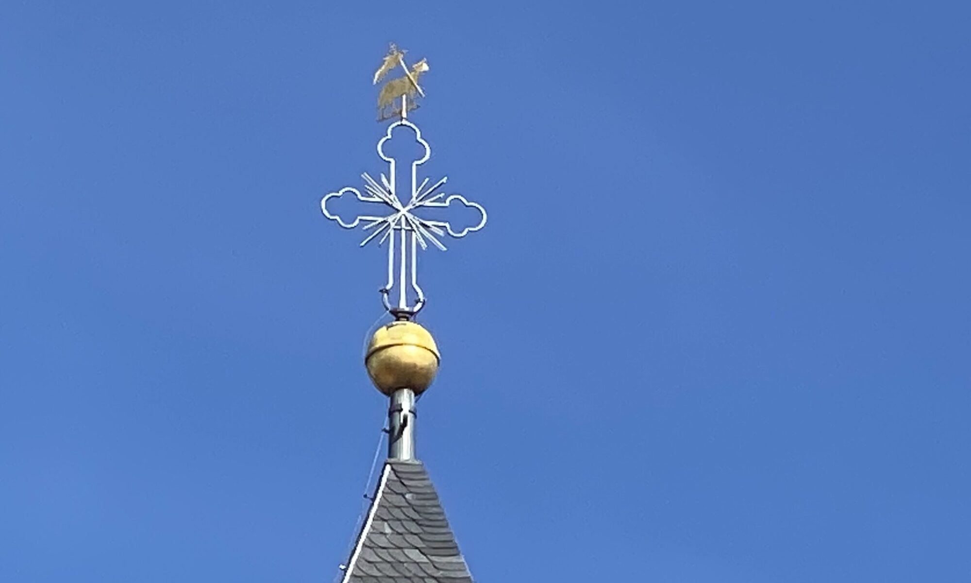 Kirchturmspitze in Esselbach bestehend aus Turmkugel, Kreuz und Osterlamm als Wetterfahne. | Foto: B. Schneider