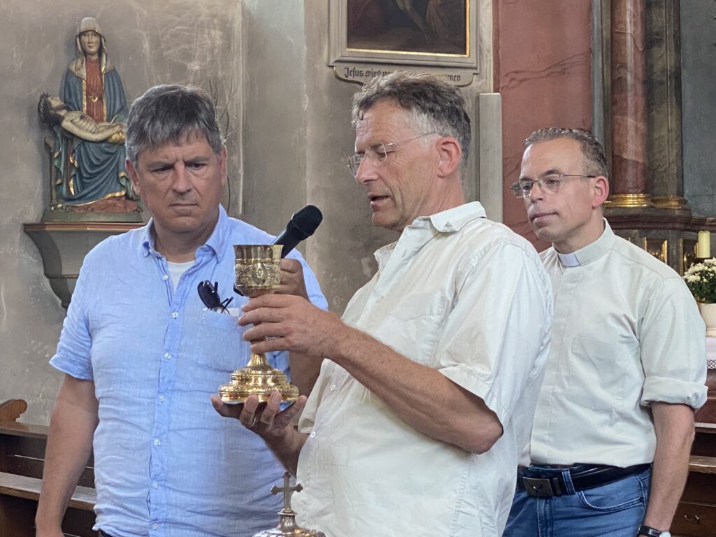 Dr. Gerrit Himmelsbach (von links), Reiner Väth und Pfarrer Alexander Eckert zeigen die beiden von der Esselbacher Posthalterfamilie gestifteten Kelche.