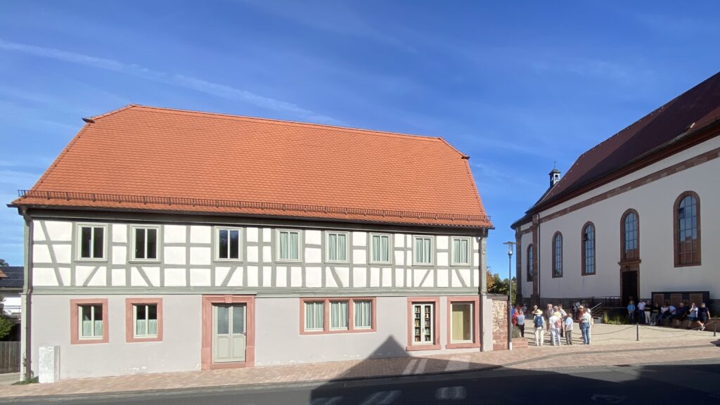 Das ehemalige Gasthaus "Zum Lamm" ist stattliches zweigeschossiges Gebäude - unten Mauerwerk und oben Fachwerk - mit einem Krüppelwalmdach.