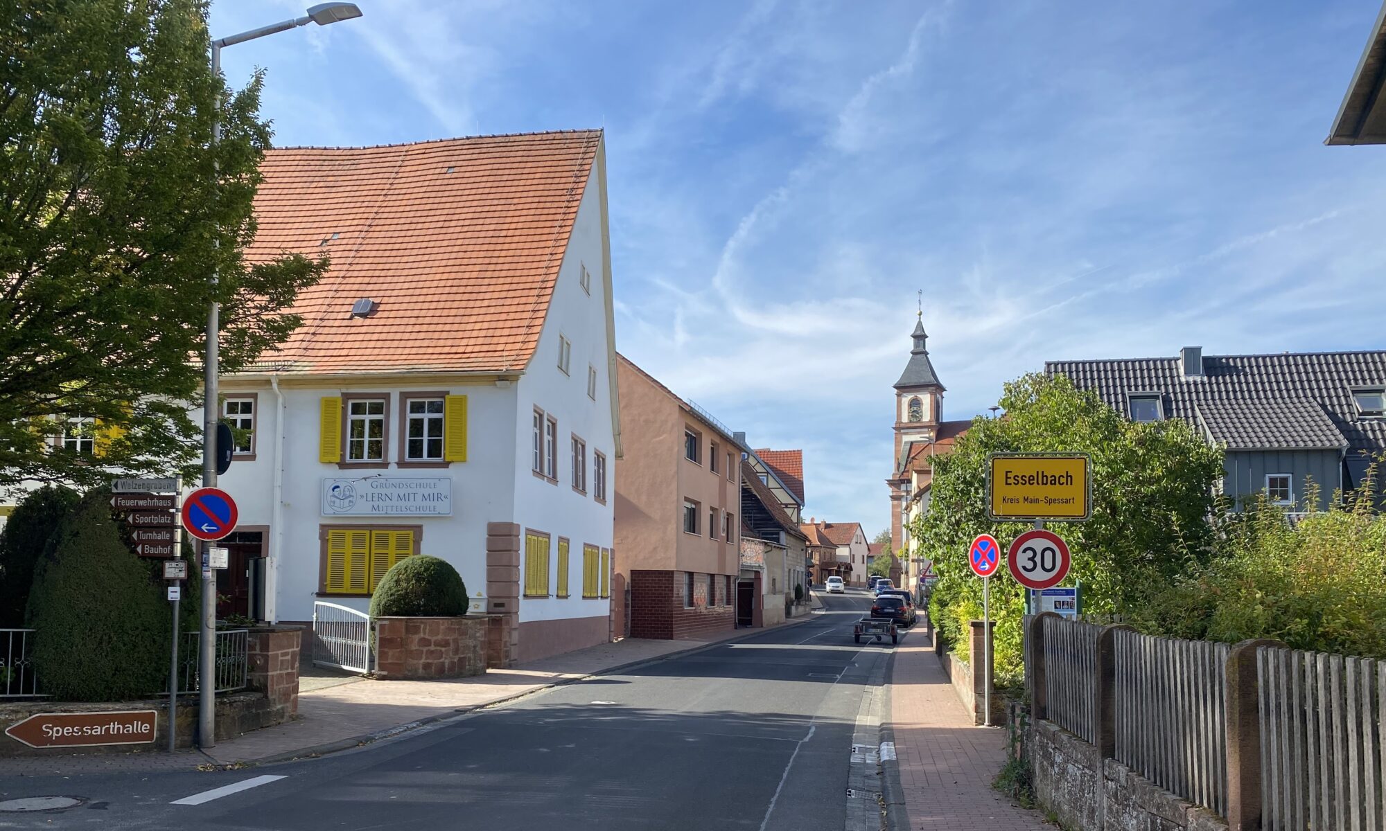 Gleich am Ortseingang befindet sich die ehemalige Posthalterei. Es ist das älteste erhaltene Postgebäude Unterfrankens.