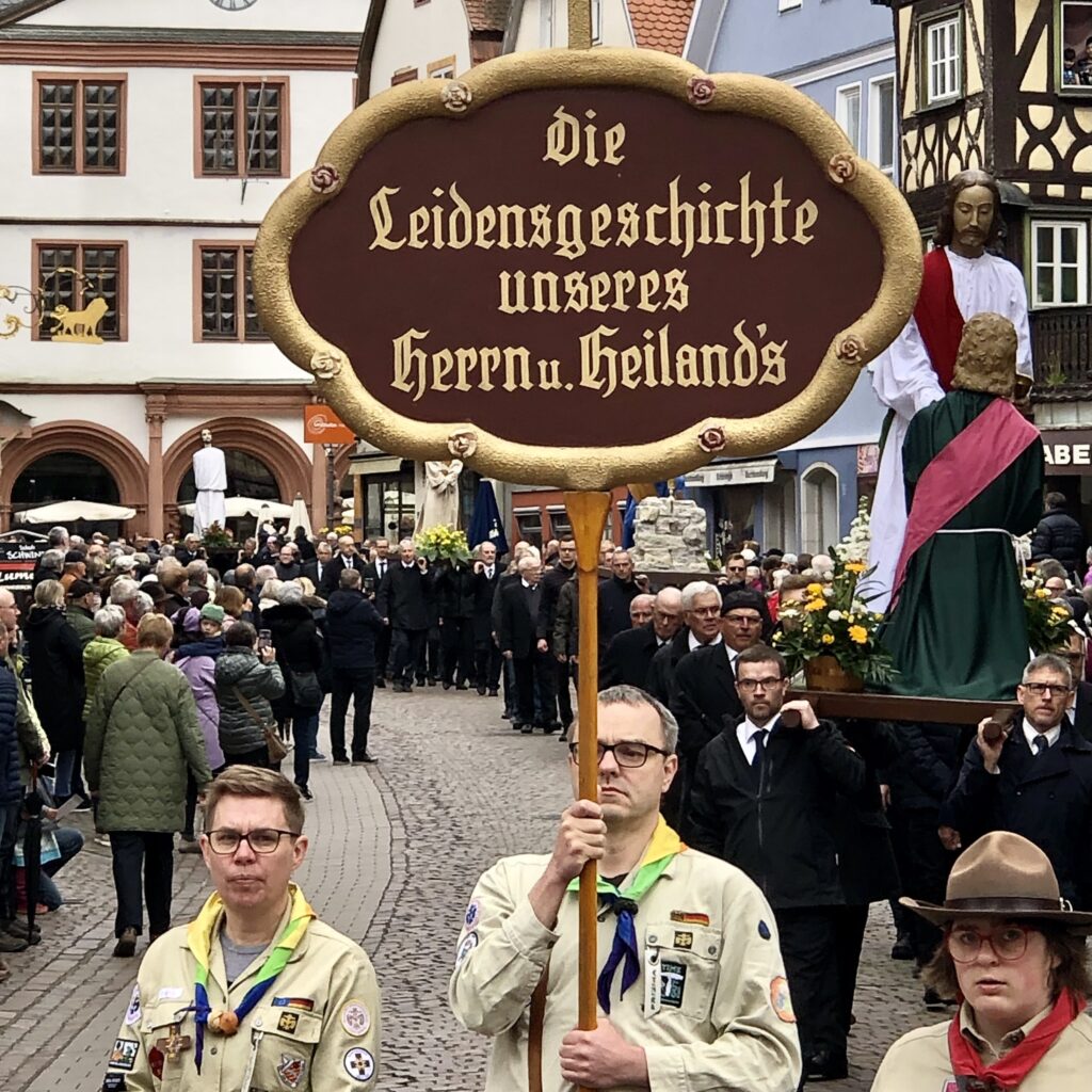 Eine große Tafel verrät, was nun folgt: Die Leidensgeschichte unseres Herrn und Heilands.