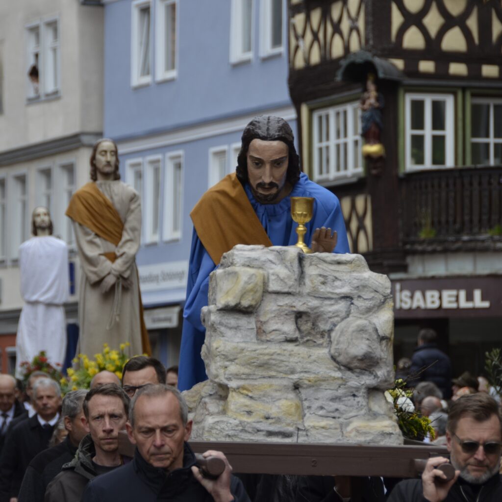 2. Station: Jesus betet am Ölberg. Träger sind die Schreiner, Glaser und Drechsler.