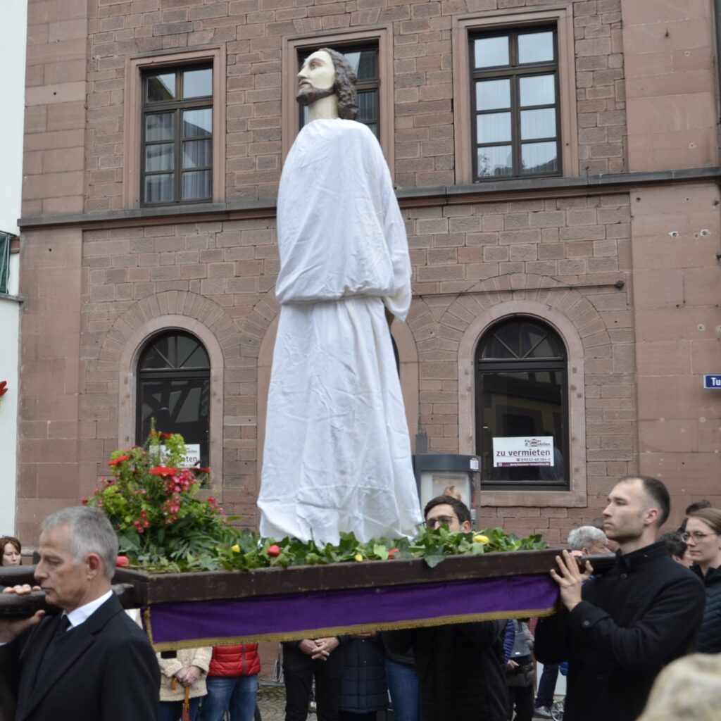 4. Station: Verspottung Jesu. Träger sind die Messerschmiede, Seiler, Häfner, Uhrmacher, Feinmechaniker und Elektriker.