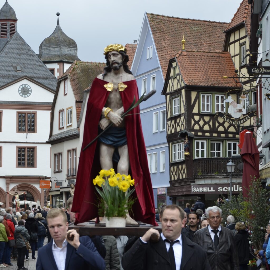 6. Station: Ecco Homo (Seht den geschundenen Menschen). Träger sind die Metzger und Beschäftigten der Nahrungsmittelgeschäfte.