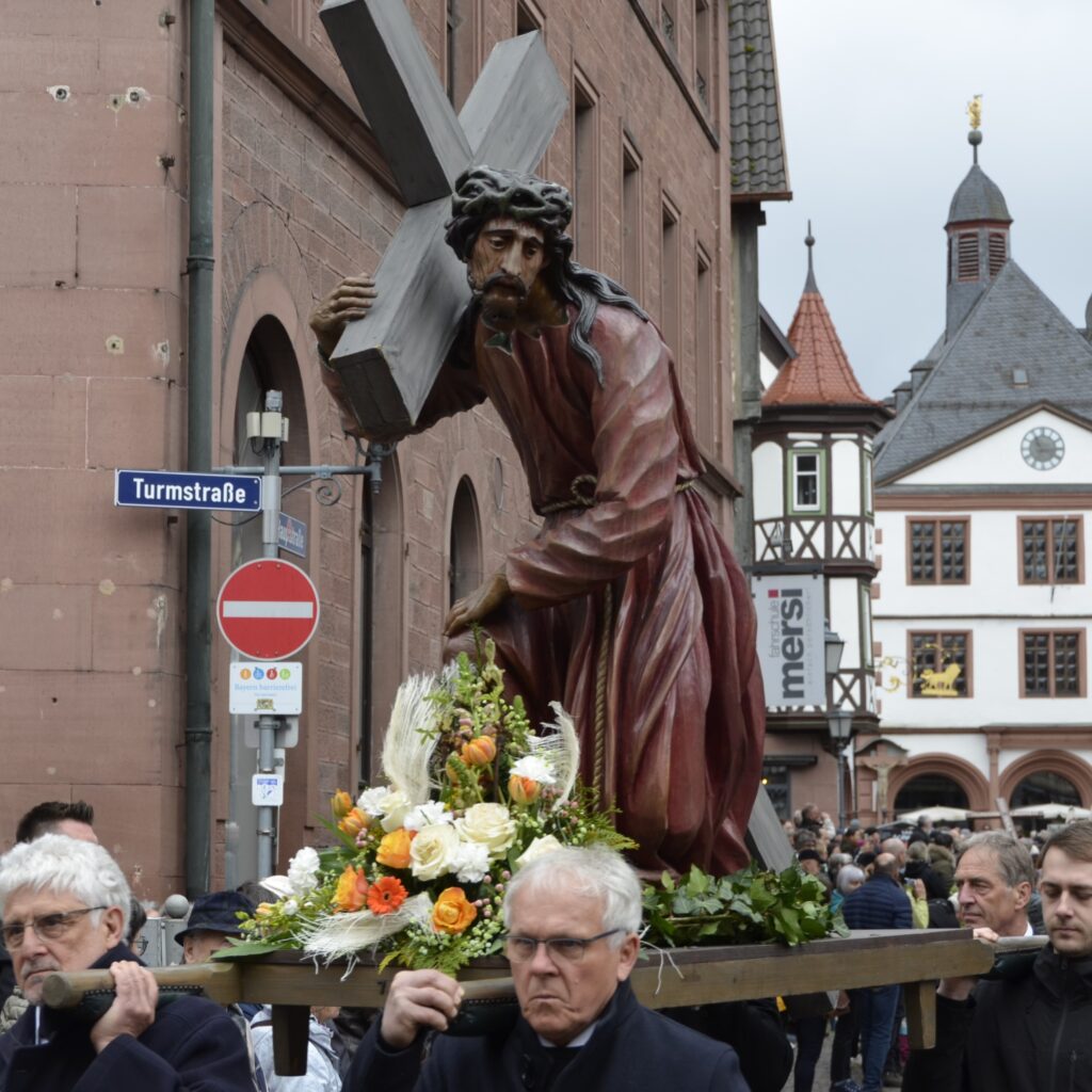 7. Station: Jesus trägt sein Kreuz. Träger sind die Gärtner, Landwirte, Obst- und Gemüsehändler, Förster und Waldarbeiter.