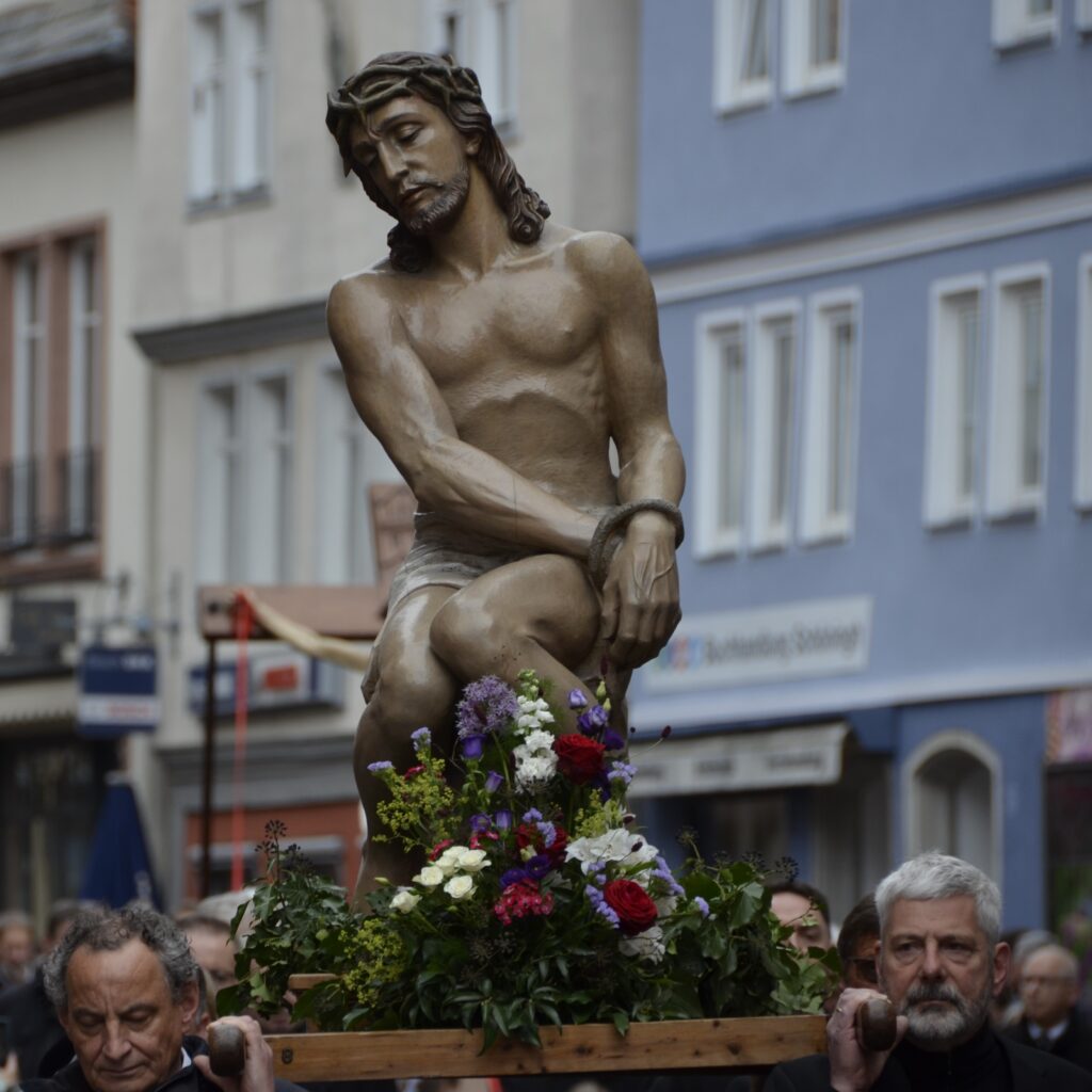 8. Station: Jesus wird seiner Kleider beraubt. Träger sind die Schneider und Beschäftigten der Bekleidungsgeschäfte.