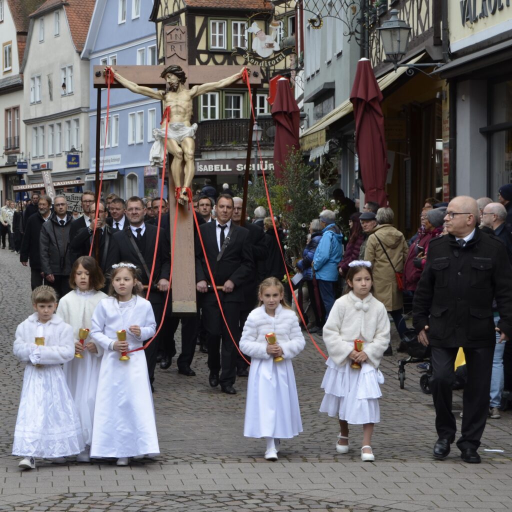 9. Station: Kreuzigung Jesu. Träger sind die Maurer, Zimmerer, Tüchner/Maler, Spengler und Dachdecker.