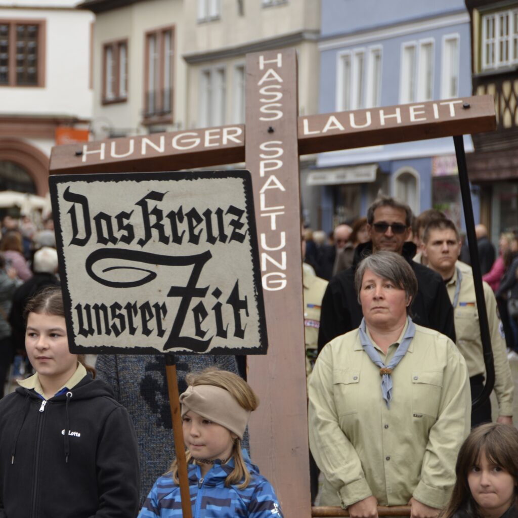 10. Station: Das Kreuz unserer Zeit. Träger sind die katholischen Verbände, insbesondere die Katholische Arbeitnehmer-Bewegung (KAB) und die Deutsche Pfadfinderschaft St. Georg (DPSG).