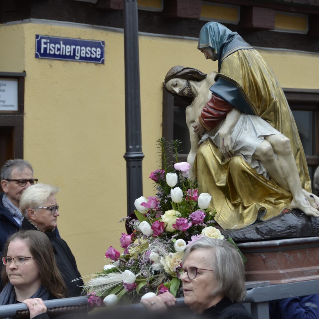 11. Station: Pieta (Maria beweint ihren toten Sohn). Trägerinnen sind die sogenannte Mädchenjugend beziehungsweise die Frauen.