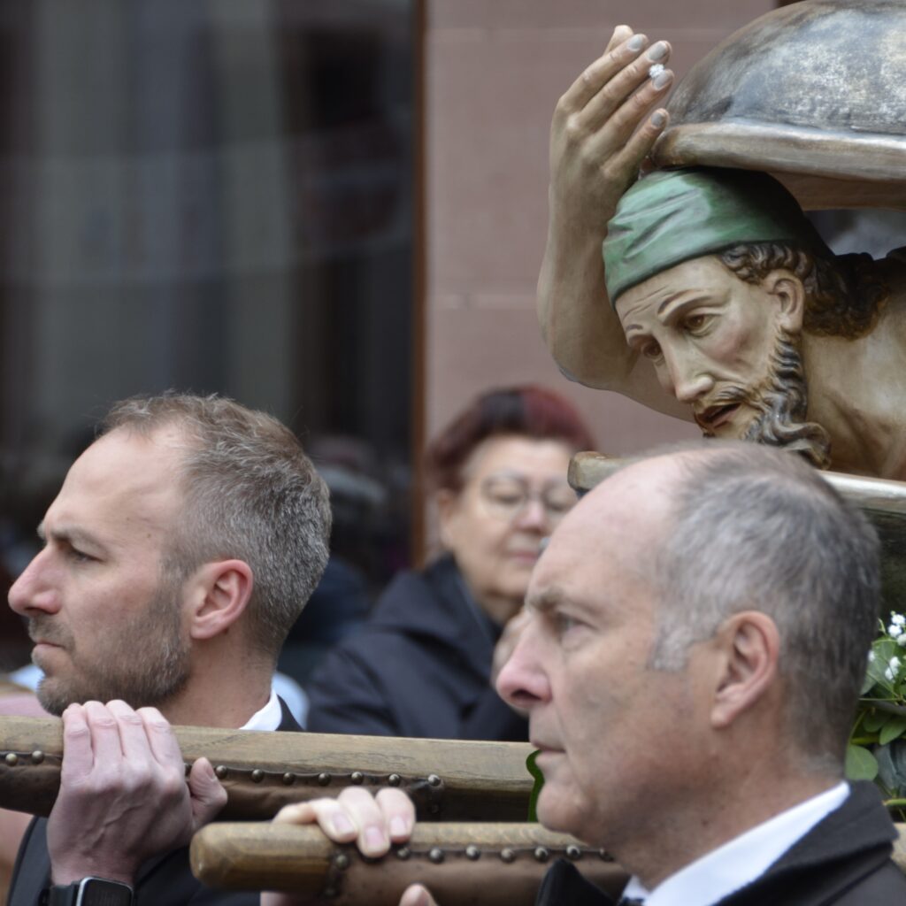 13. Station: Jona im Wal (als Zeichen der zu erwartenden Auferstehung nach drei Tagen des Entschwundenseins von der Welt. Träger waren früher die Fischer, jetzt sind's die Feuerwehrleute.