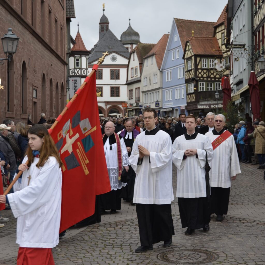 Am Ende des Zuges geht die Geistlichkeit - Priester und Diakone. Im Geiste der Ökumene schließen sich ihnen ihre evangelischen Mitbrüder an.