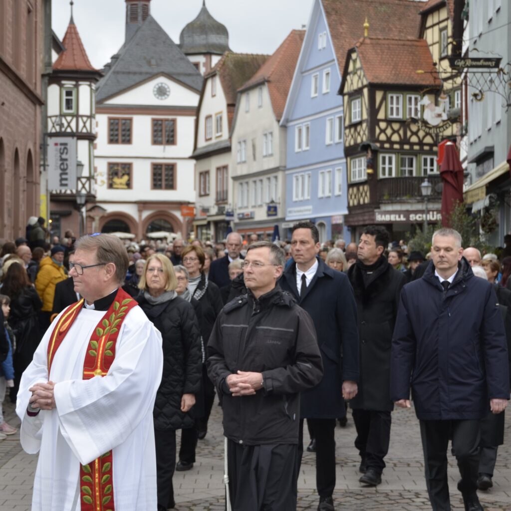 Hinter dem Lohrer Stadtpfarrer folgen noch die sogenannten Honoratioren: Bürgermeister, Stadt- und Kreisräte, ...