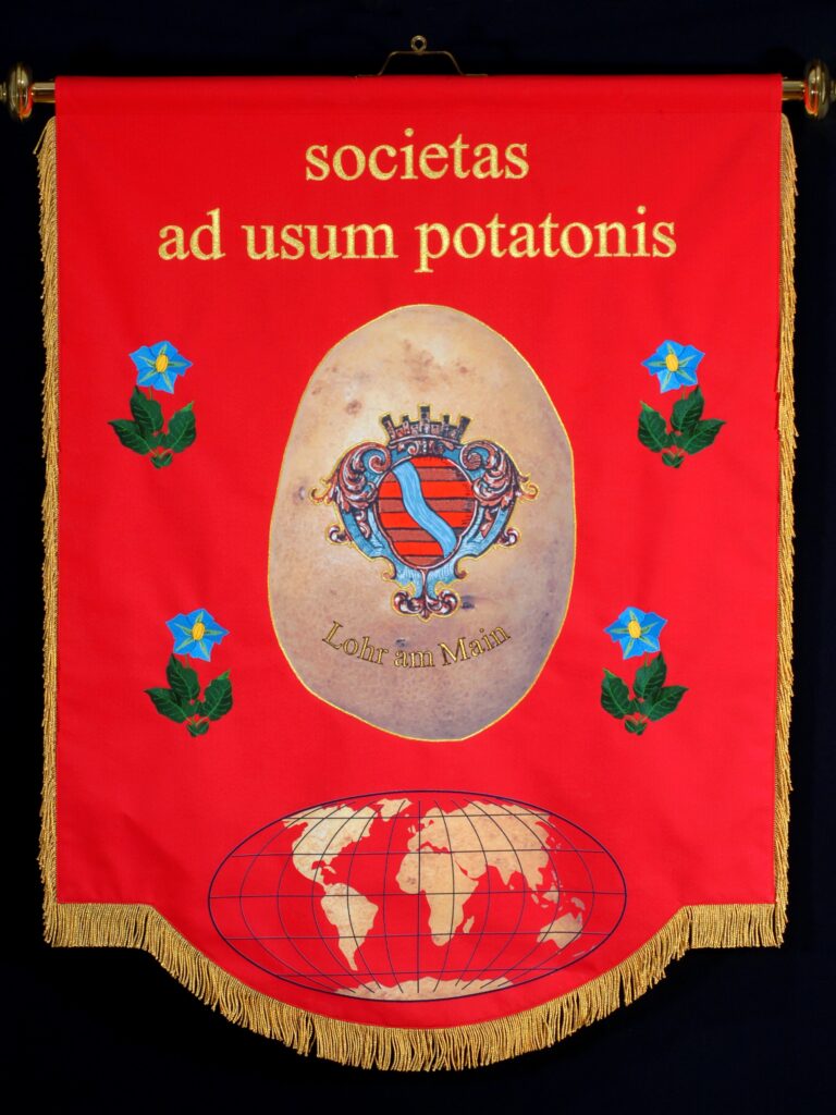 Flagge des Lohrer Kartoffelklubs "societas ad usum potatonis". | Foto: B. Merz